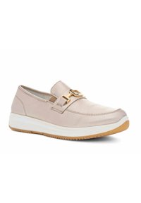 Beige instap schoen met een gestructureerd leren bovenwerk, gouden gespdetail, witte tussenzool en tan rubberen buitenzool; casual ontwerp.