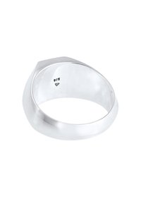 Bague en argent avec une surface lisse et polie et un design légèrement angulaire. Caractérisée par une forme épurée et simple sans embellissements.
