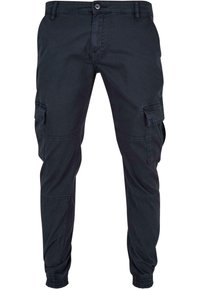 Pantalon cargo noir avec bouton et fermeture éclair à l'avant, poches latérales à rabat et poignets élastiques aux chevilles.