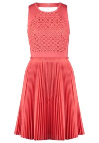 Koronkowa sukienka w kolorze koralowym, z fakturowanym topem w diamentowy wzór i plisowaną spódnicą, zakończona zapięciem na zamek z tyłu oraz okrągłym dekoltem.