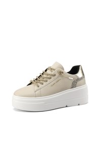 Sneaker in pelle beige con una spessa suola bianca, dettagli dorati sul tallone e lacci decorativi. Presenta un logo discreto sul lato.