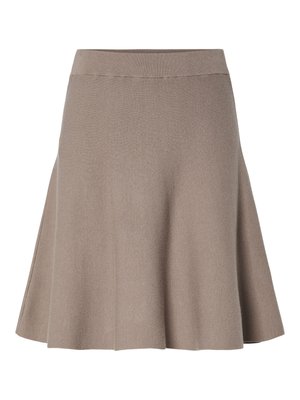 Taupe gebreide A-lijn rok met een brede elastische tailleband en subtiele textuur, die boven de knie valt.