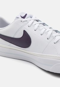Nike Sportswear COURT LEGACY - Sporta apavi - white/dark raisin/football grey