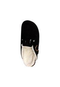 Sort ruskindslets slipper med en blød, hvid pelsforing, der har en spændeaccent på siden. Rundet form, flad sål.