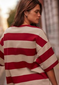 Next RELAXED FIT CREW NECK - Triko s potiskem - red grey stripe