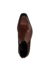 Bottine en cuir marron avec un bout pointu, des panneaux latéraux élastiques et une finition légèrement texturée. Semelle noire avec un detailing minimal.