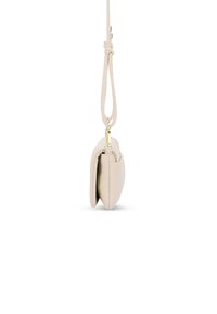 Borsa a tracolla in pelle color crema con tracolla annodata, caratterizzata da una superficie liscia e una forma arrotondata, parzialmente aperta per rivelare i dettagli interni.