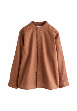 Camisa marrón de manga larga con cuello mandarín y cierre frontal de botones, mostrada extendida sobre un fondo blanco.