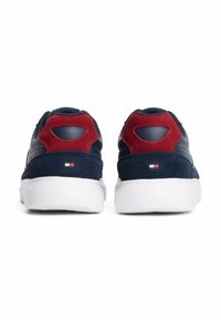 Sneakers in pelle blu navy con dettagli in suede rosso, dotati di suola in gomma bianca e dettagli perforati sul tallone.