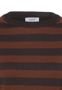 Gros plan sur un pull marron et gris foncé à rayures horizontales, avec un col côtelé et une étiquette blanche visible à l'intérieur de l'encolure.
