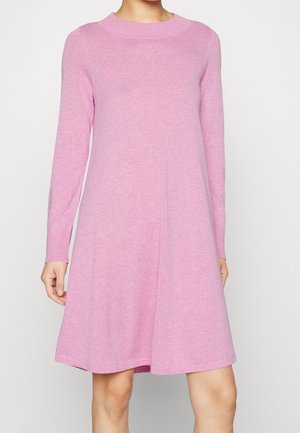 Vestido de punto rosa con mangas largas, escote redondo y silueta acampanada. Textura suave y material ligeramente elástico.