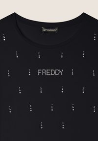 T-shirt nera a maniche corte con collo rotondo, decorata con strass argentati disposti in linee verticali, con il nome "FREDDY" in strass.