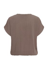 Blouse marron à manches courtes, coupe ample et tissu subtilement texturé, avec une petite bordure festonnée le long de l'encolure dos.