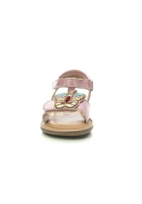 Sandalia de cuero rosa con un diseño de mariposa de cuentas, correas ajustables, punta abierta y suela texturizada. Presenta un acabado suave y tacón plano.