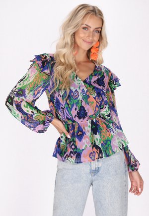 Barevná, vzorovaná blůza s volánkovými rukávy v purpurové, zelené a oranžové barvě. Obsahuje zavinovací design a detaily v pase ve stylu peplum.