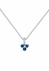 Collar de cadena de plata con un colgante que presenta tres piedras preciosas azules y un pequeño acento circular, todo en un diseño de metal brillante.