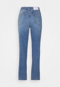 Jean droit taille haute bleu avec deux poches arrière et une étiquette de marque blanche sur la ceinture, vu de dos.