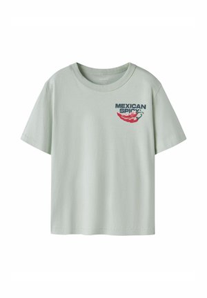 Lichtgroen T-shirt met korte mouwen en een ronde hals, met de tekst "MEXICAN SPICY" en een geïllustreerde rode chili op de borst.