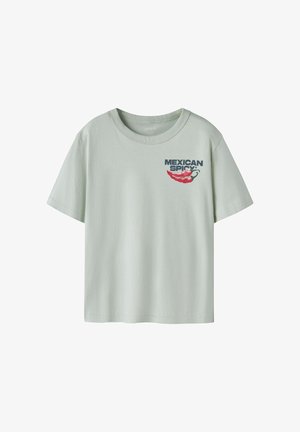 Lichtgroen T-shirt met korte mouwen en een ronde hals, met de tekst "MEXICAN SPICY" en een geïllustreerde rode chili op de borst.