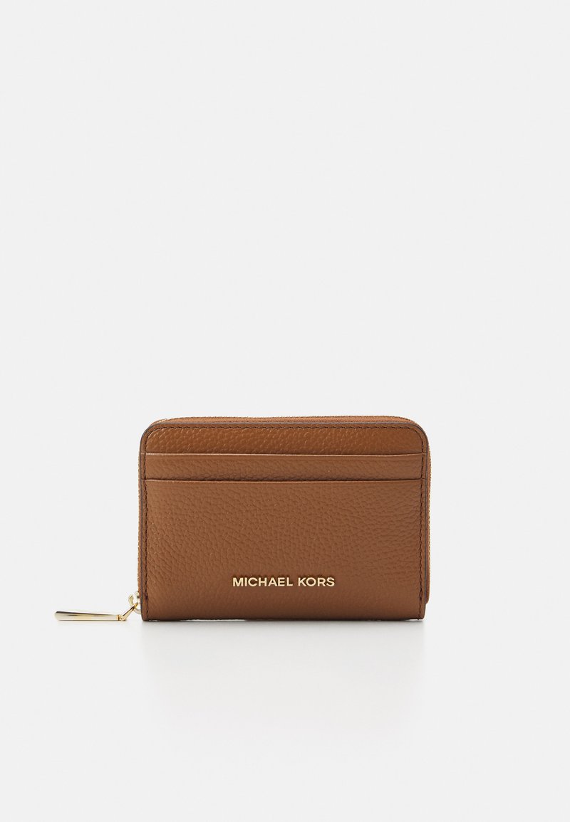 Smeđi kožni novčanik s teksturiranim završetkom, sadrži utore za kreditne kartice, detalje od zlatnog metala i ugravirani logo "MICHAEL KORS".