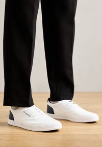 Não selecionado, white