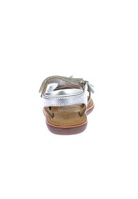 Sandal in metallo argento con due cinghie regolabili, retro aperto, soletta imbottita e suola in gomma texturizzata. Nessun motivo o accento visibile.