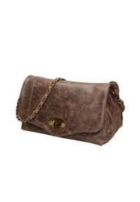 Borsa a tracolla in ecopelle marrone con pattina pieghevole, hardware dorato, tracolla a catena e borchie decorative dorate sui lati.