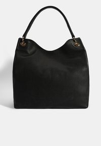 Zwarte leren handtas met een gestructureerd oppervlak, ronde vorm en een enkel handvat dat is bevestigd met gouden hardware.