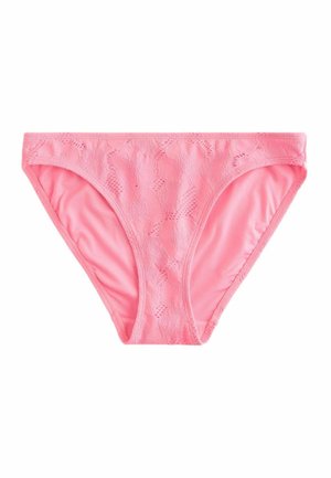 Chiloți bikini roz pentru femei, cu un model subtil dantelat floral și captuseală interioară netedă, prezentați întinși pe un fundal alb.