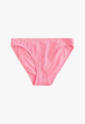 Różowe damskie figi bikini z subtelnym kwiatowym wzorem z koronki i gładką podszewką od wewnątrz, pokazane na płasko na białym tle.