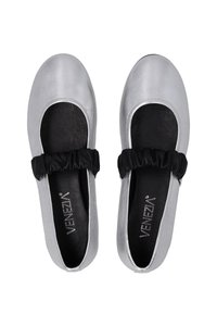 Silberne Ballettschuhe aus metallischem Leder mit einem schwarzen elastischen Akzent am Knöchel. Glatte Textur mit runder Zehenform.