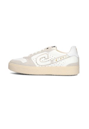 Basket blanche avec des accents en suède beige, une semelle en caoutchouc texturé, des perforations et un logo audacieux. Elle dispose de lacets plats et d'un col rembourré.