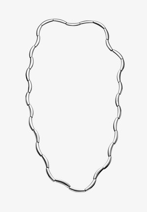 Stříbrný náhrdelník s prodlouženými, hladkými oválnými články, které se různě střídají, čímž vytvářejí jemný a plynulý design.