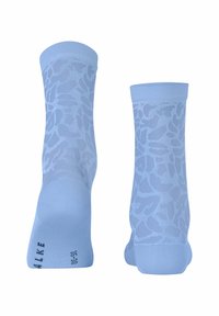 Hellblaue Socken mit einem dezenten Blattmuster, einem gerippten Bündchen und der Größenangabe auf der Unterseite. Hergestellt aus einem weichen, elastischen Material.