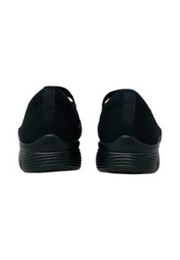 Zapatillas deportivas negras con un upper de tela texturizada, diseño de talón redondeado y suela de goma flexible. Sin logotipos ni patrones visibles.