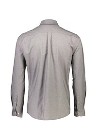 Maglietta grigia a maniche lunghe con una texture liscia, colletto alla francese e dettagli sul pannello posteriore; presenta un orlo arrotondato e polsini con bottone.
