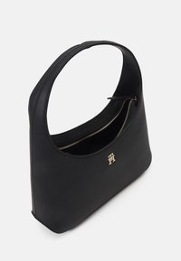 Czarna skórzana torebka z zakrzywionym uchwytem, złotym zamkiem błyskawicznym i detalem z logo. Gładka faktura oraz średniej wielkości, strukturalny kształt.