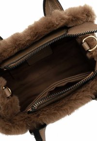 Borsa a tracolla marrone con finitura in pelliccia sintetica, chiusura a zip e scomparti interni. La fodera è in un tessuto marrone chiaro e liscio.