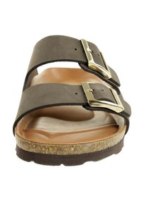 Šedá sandál s dvěma popruhy a kovovými sponami, koreková stélka a gumová podrážka. Hladká textura s mírně vyvýšenou stélkou pro pohodlí.