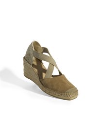 Braune Wildleder-Espadrilles mit Keilabsatz und Kreuzriemen-Design, mit Jutebespanntem Sohle, strukturiertem Rückenteil und einer abgerundeten Spitze.