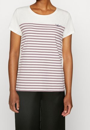 Vrouw draagt een wit en mauve horizontaal gestreept T-shirt met korte mouwen en een klein vogellogo op de linkerborst.