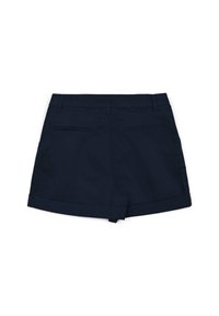 Shorts blu navy con una superficie liscia, dotati di orlo arrotolato, due tasche posteriori e passanti per cintura per una vestibilità regolabile.