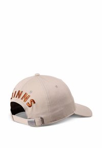 Beige színű baseball sapka ívelt karimával, hátul barna hímzett "GUINNESS" felirattal, és állítható hevederrel, ezüst színű fém részlettel.