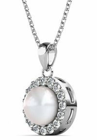 Collana d'argento con un pendente circolare, dotato di una perla bianca centrale circondata da un anello di pietre trasparenti, che mette in risalto una texture lucida.
