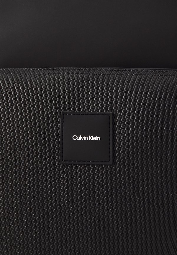 ESSENTIAL SQUARED - Rucksack3