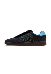 Sapatilhas com parte superior em couro preto e camur�ça azul, detalhes de costura em zigzag, sola de borracha castanha e logotipo no calcanhar.