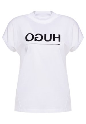 Biała koszulka z krótkim rękawem z czarnym, odwróconym napisem „HUGO” oraz czarną podkreśleniem na wysokości klatki piersiowej.