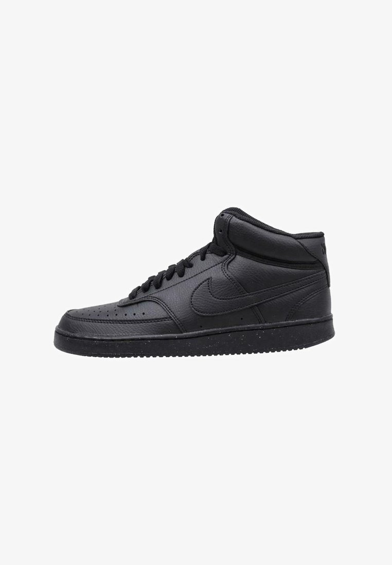 Zapatilla alta negra de cuero, con puntera perforada, cordones planos, cuello acolchado y suela de goma con una superficie texturizada.