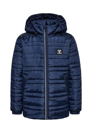 Mørkeblå polstret jakke med hætte, lynlås foran, to sidelommer, elastiske manchetter og et lille sort logo på brystet.