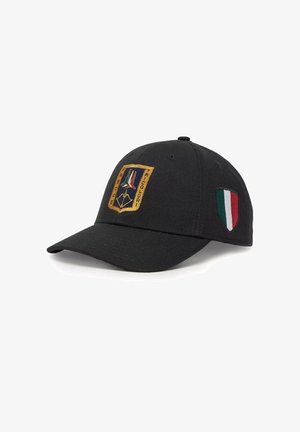 Cappellino da baseball nero con un distintivo ricamato in oro e accenti multicolori, e una piccola toppa della bandiera italiana sul lato. Materiale in cotone.